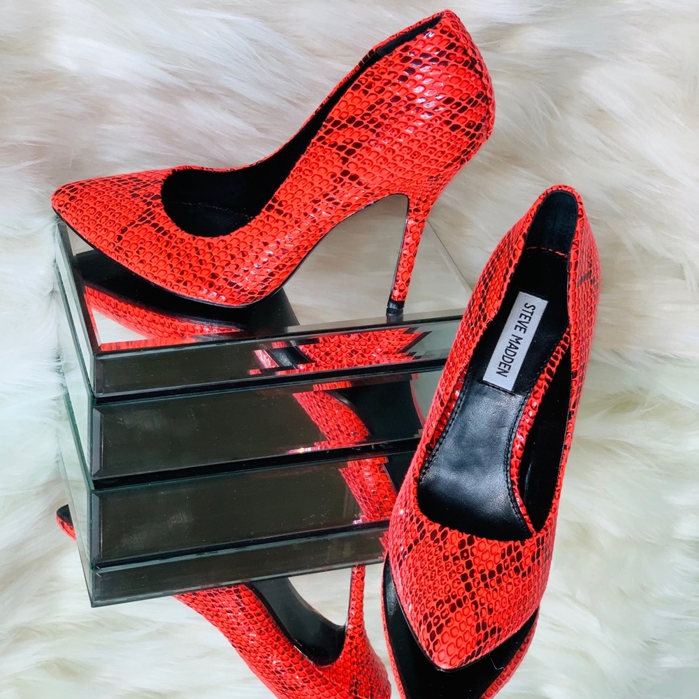 NWOT - Steve Madden, Galery, Coral Pumps